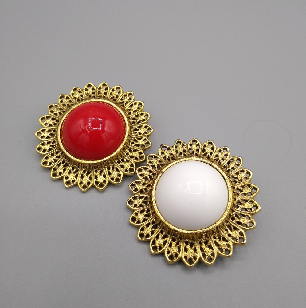 Red White Lucite Cabochon Gold tone Filigree Set of 2 Brooches Pin Vintage - Picture 14 of 16